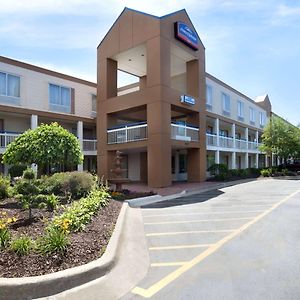 Howard Johnson By Wyndham Romulus Detroit Metro Airport